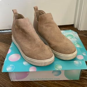 Soda taupe booties